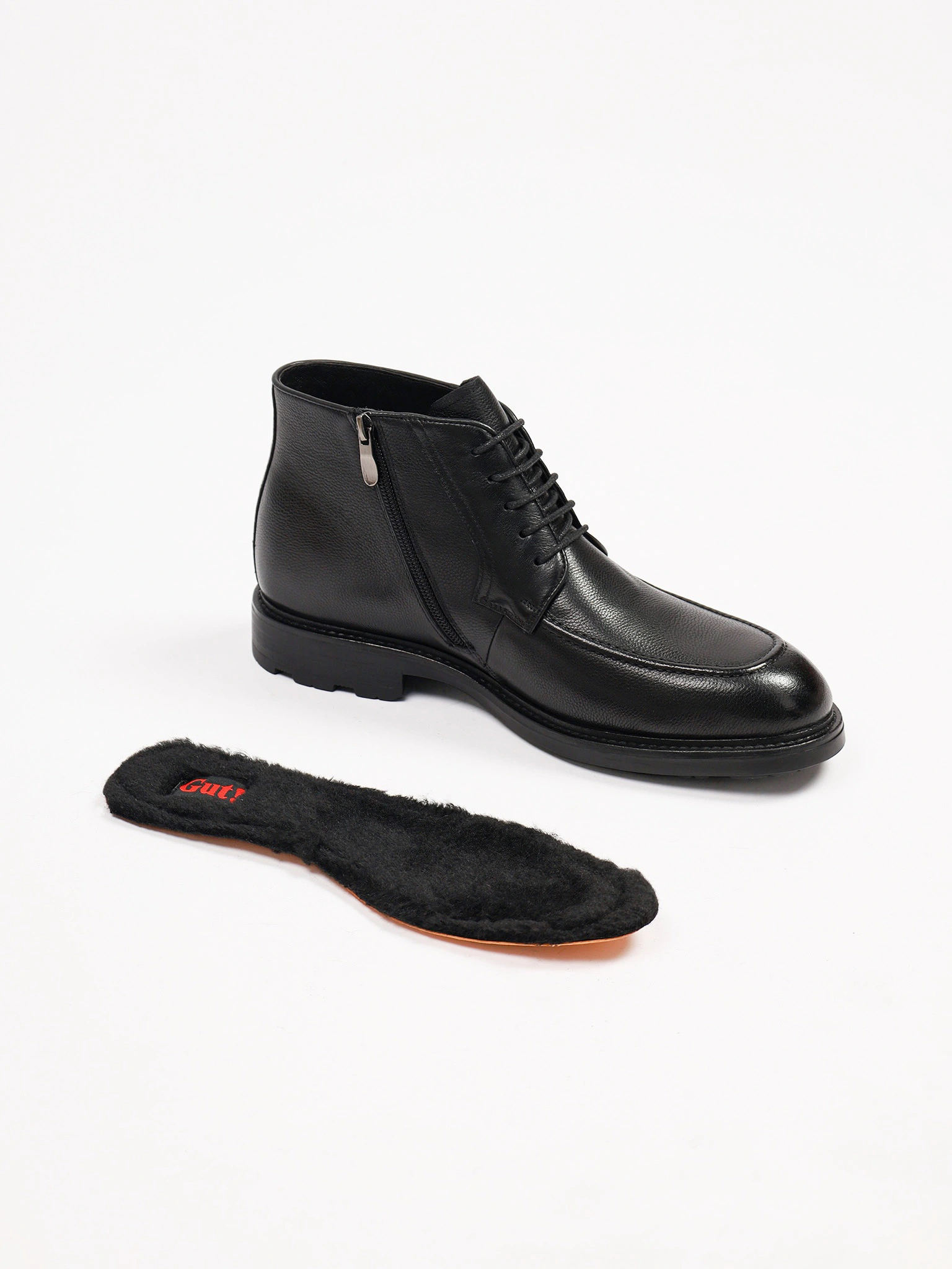 Ботинки черного цвета на рельефной подошве